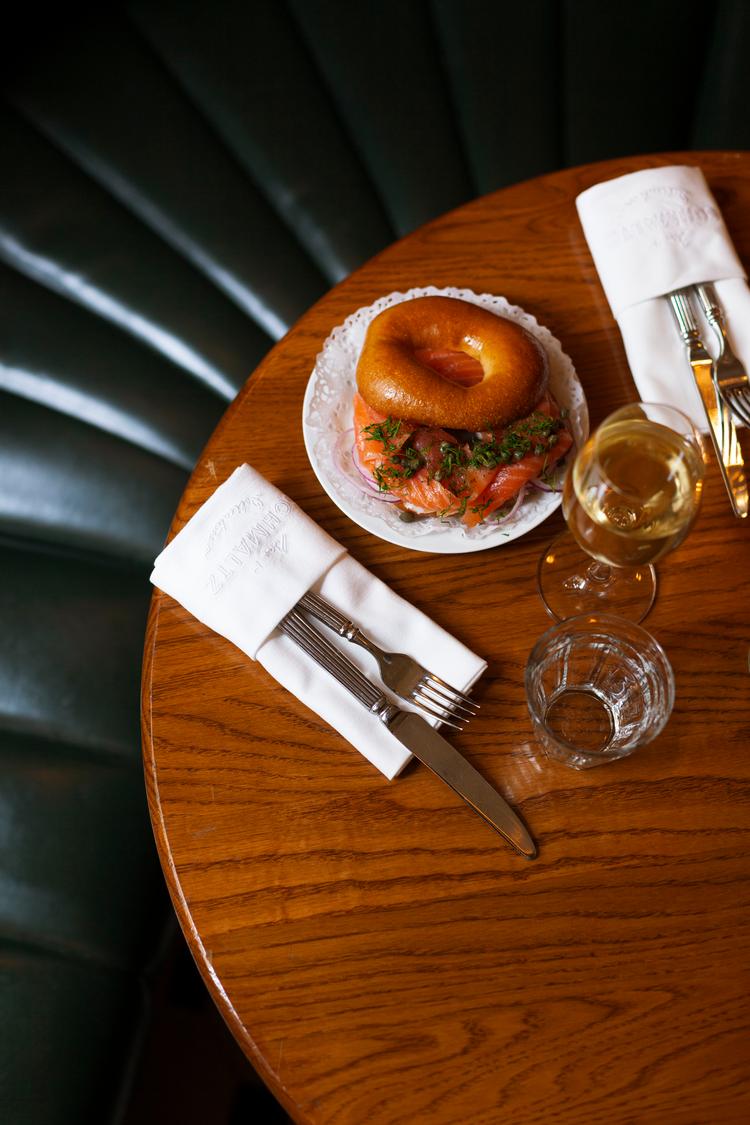 Schmaltz i Stockholm trækker lidt på det østeuropæiske i retter. Som bagels med laks eller syltede agurker med vodkashots. Foto: Fredrik Skogkvist