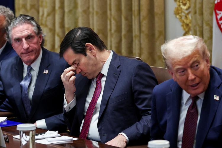 Det var Bureau of Ocean energy Management under indenrigsminister Doug Burgum (tv.), der fredag stoppede Ørsteds amerikanske projekt.  Her ses han til kabinetmøde. I midten ses udenrigsminister Marco Rubio, til højre Donald Trump, der har gjort kampagnen mod vindmøller til en central del af sin energipolitik. Foto: Jonathan Ernst/Ritzau Scanpix