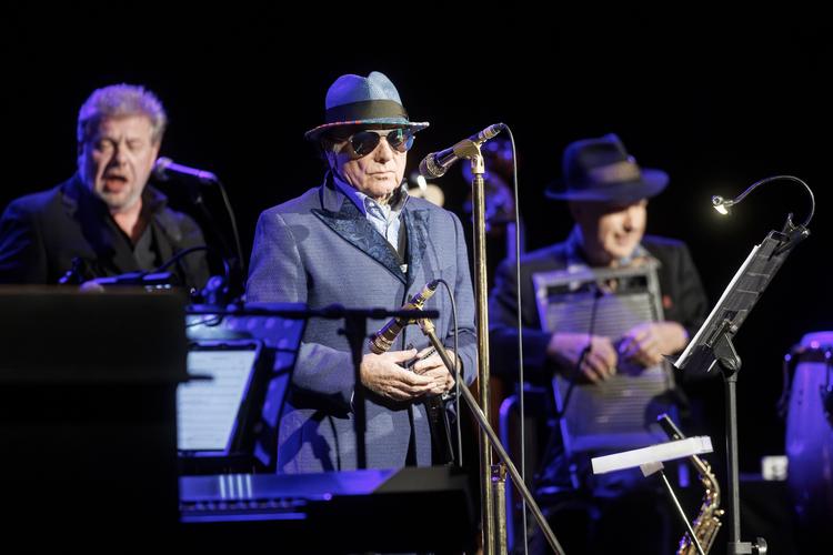 Få kunstnere har som Van Morrison stået på scenen gennem 67 år.  Her i Falkoner Salen på Frederiksberg i 2023. Hans sangskrivning er ikke af lige god kvalitet, men stemmen er fortsat vital. Foto: Per Lange/Per Lange