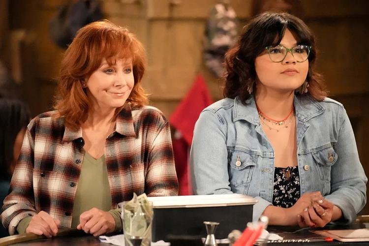 Countrysangeren Reba McEntyre har hovedrollen i 'Happy's Place', hvor Belissa Escobedo spiller hendes netop opdukkede halvsøster. Foto: Viaplay