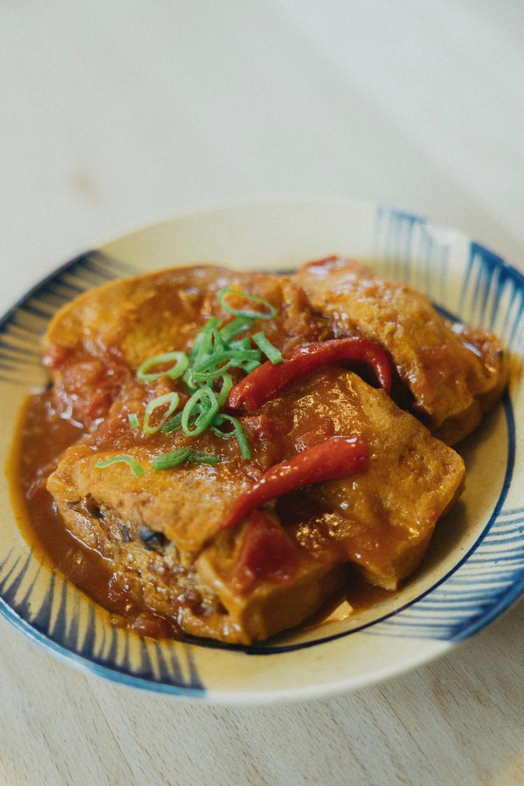 Mange tænker tofu som noget, man spiser i stedet for kød. Men når tofuproducenten T​rang Thien Lê laver retter med tofu, kan kød sagtens indgå. Som farserede tofulommer i tomatsauce på billedet. Foto: Loui Pedersen