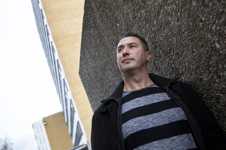 Elvir Abaz er her fotograferet i sin tid som gadebetjent i bydelen Vollsmose. Foto: Finn Frandsen