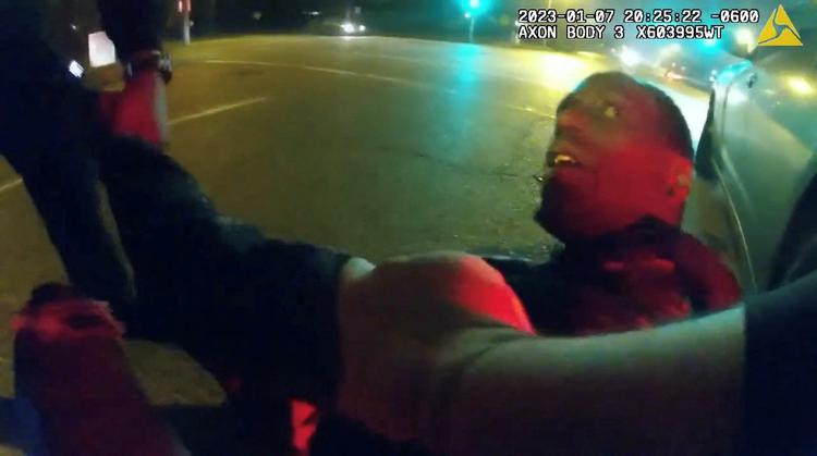 29-årige Tyre Nichols blev i januar 2023 tævet af politibetjente efter at være blevet stoppet for uforsvarlig kørsel i Memphis. Tre dage senere døde han. Billedet her er taget fra en video af anholdelsen fra en af betjentenes kropskamera. Foto: Memphis Police Department/Ritzau Scanpix