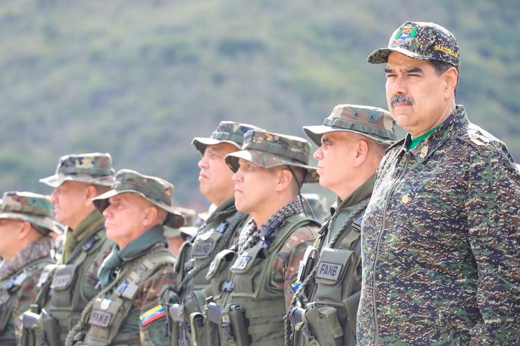 Venezuelas præsident, Nicolas Maduro, besøger en militær træningslejr i Caracas som respons på, at USA har sendt krigsskibe og 4.000 soldater til det sydlige Caribien. Foto: Zurimar Campos/Ritzau Scanpix