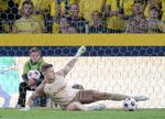 Patrick Pentz havde en skidt aften i Brøndby-målet, hvor han begik flere fejl, der førte til scoring til Strasbourg. Foto: Liselotte Sabroe/Ritzau Scanpix