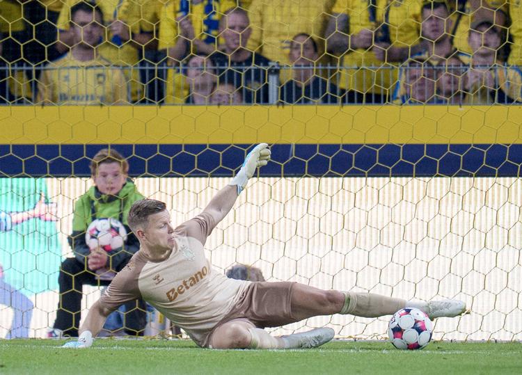 Patrick Pentz havde en skidt aften i Brøndby-målet, hvor han begik flere fejl, der førte til scoring til Strasbourg. Foto: Liselotte Sabroe/Ritzau Scanpix