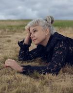 I svenske Sara Stridsbergs roman drager hendes fortæller omsorg for sine personer, også dem, der har svigtet. Det er meget karakteristisk for det, forfatteren gør i sine romaner og noveller. Foto: PR