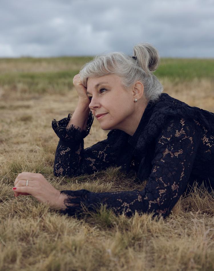 I svenske Sara Stridsbergs roman drager hendes fortæller omsorg for sine personer, også dem, der har svigtet. Det er meget karakteristisk for det, forfatteren gør i sine romaner og noveller. Foto: PR