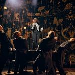 AGF-bangeren 'Malaga' synges første gang tidligt i forestillingen af Joanita Zachariassen stående på et flygel. Foto: Emilia Therese