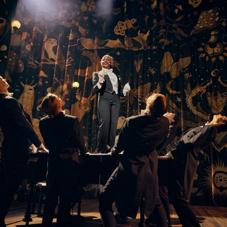 AGF-bangeren 'Malaga' synges første gang tidligt i forestillingen af Joanita Zachariassen stående på et flygel. Foto: Emilia Therese