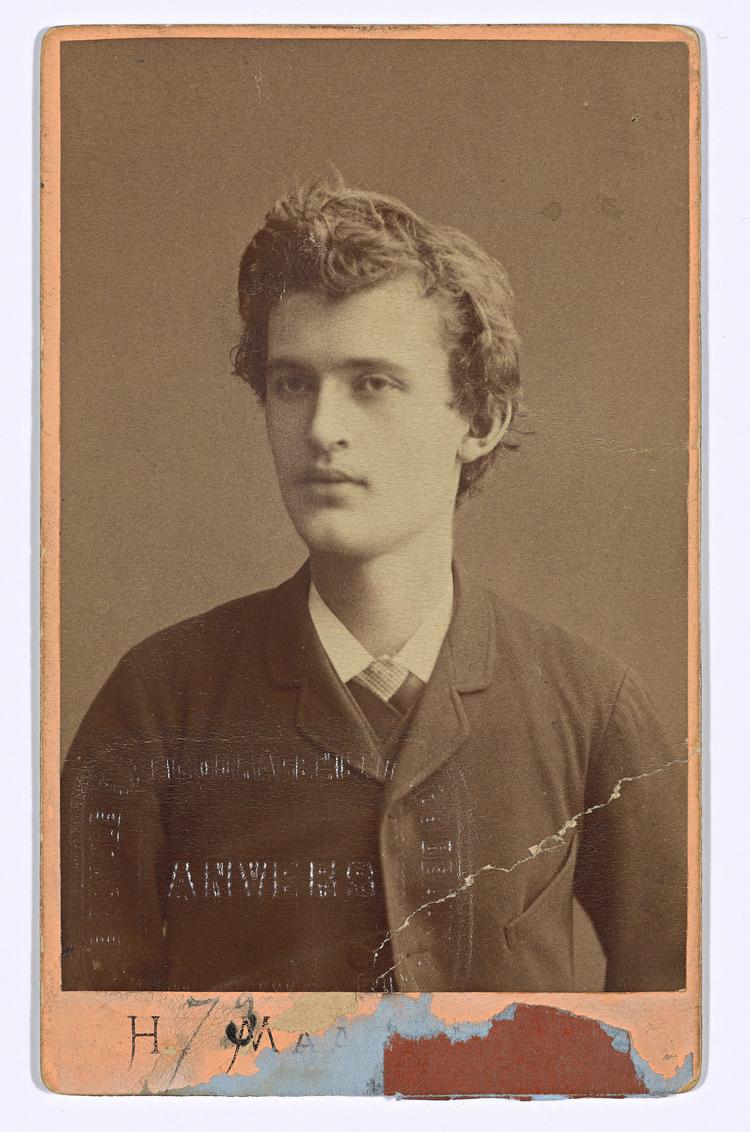 Edvard Munchs adgangskort til Exposition Universelle des Beaux Arts i Antwerpen, 1885. Omkring det tidspunkt hvor han brød igenenm med værket 'Det syge barn'. Foto: Ukendt fotograf. Munchmuseets arkiv/ fra bogen