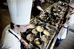 På Juniorkokkelandsholdet er deltagerne mellem 16 og 24 år og mange arbejder ved siden af som elever og ansatte på nogle af landets førende restauranter. Arkivfoto fra Hotel- og Restaurantskolen i København. Foto: Joachim Adrian