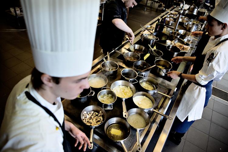 På Juniorkokkelandsholdet er deltagerne mellem 16 og 24 år og mange arbejder ved siden af som elever og ansatte på nogle af landets førende restauranter. Arkivfoto fra Hotel- og Restaurantskolen i København. Foto: Joachim Adrian