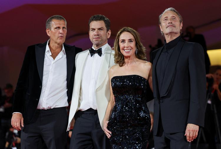 Anders Thomas Jensen poserer sammen med skuespillerne Nikolaj Lie Kaas, Sofie Gråbøl og Mads Mikkelsen på den røde løber i Venedig før lørdagens verdenspremiere på 'Den sidste viking'. Foto: Yara Nardi/Ritzau Scanpix