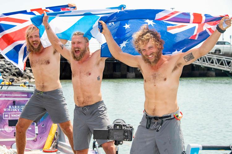De tre brødre Ewan, Jamie og Lachlan Maclean var »overlykkelige« for at være tilbage på tørt land. I 139 dage har de roet tværs over Stillehavet og i går blev de mødt af familie og venner i den australske by, Cairns. Foto: Brian Cassey/Ritzau Scanpix