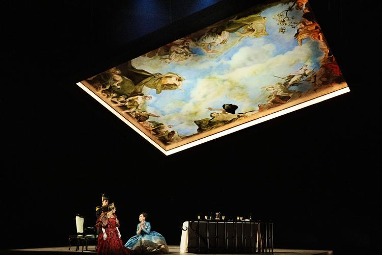 Francesca Tiburzi som Floria Tosca synger sin berømte arie som en bøn til dronningen af Napoli. Vi er i Roms rigt udsmykkede Palazzo Farnese. Foto: Miklos Szabo