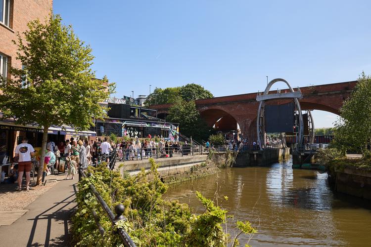 Langs Ouseburn-floden samler mennesker sig gerne til kaffe i solen. Foto: Mikkel Bækgaard