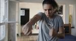 Nawres Al-Khalsi er en ung kickbokser, der mener, hun født til at stå i ringen. Men livet giver den unge tunesiske kvinde så store slag, at hendes drøm er tæt på et knockout. 
Foto: Tambo Film 