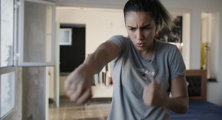 Nawres Al-Khalsi er en ung kickbokser, der mener, hun født til at stå i ringen. Men livet giver den unge tunesiske kvinde så store slag, at hendes drøm er tæt på et knockout. 
Foto: Tambo Film 