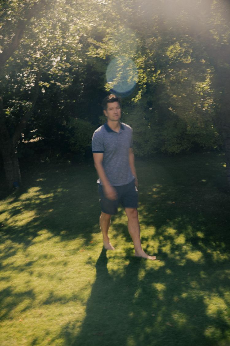 Middelmådigheden har et virkelig dårligt ry. Men er i virkeligheden vejen til et lykkeligt liv, mener Morten Münster. Men nøjes han også med høje bundniveauer i sit eget liv? Foto: Loui Pedersen