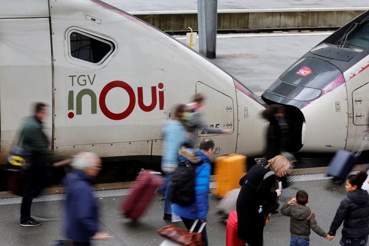 I Frankrig modtog en mand tidligere på året en bøde på cirka 1.100 kroner for at have talt i telefon med højtaler. Det sker i tråd med en artikel i den franske transportlov, der forbyder, at folk bruger »apparater med lyd, der forstyrrer andres fred«. Foto: Pascal Rossignol/Ritzau Scanpix