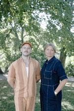 »Jeg synes, at vi savner rum, hvor vi har tid til at sætte os ned og tænke i flok«, siger Niels Erling, her fotograferet med Nanna Jelsgaard. De to tiltræder som direktører for Betty Nansen Teatret i juli 2026.     Foto: Peter Maunsbach