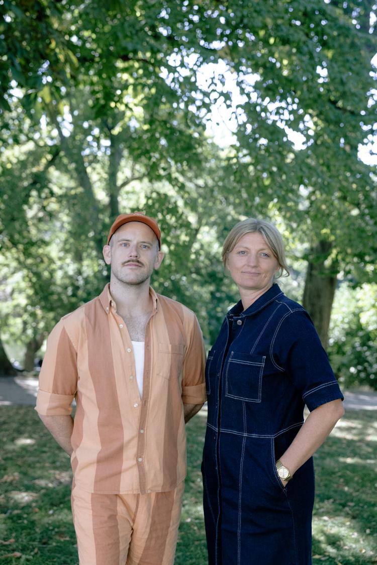 »Jeg synes, at vi savner rum, hvor vi har tid til at sætte os ned og tænke i flok«, siger Niels Erling, her fotograferet med Nanna Jelsgaard. De to tiltræder som direktører for Betty Nansen Teatret i juli 2026.     Foto: Peter Maunsbach