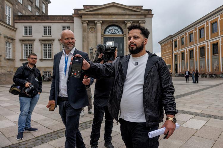 Ved Højesteret fik Ahmed Samsam et opkald fra den tidligere FE-chef Lars Findsen, der ringede for at ønske ham tillykke med dommen. Findsen og Samsam har nu begge fået medhold i Højesteret.  Foto: Jacob Ehrbahn