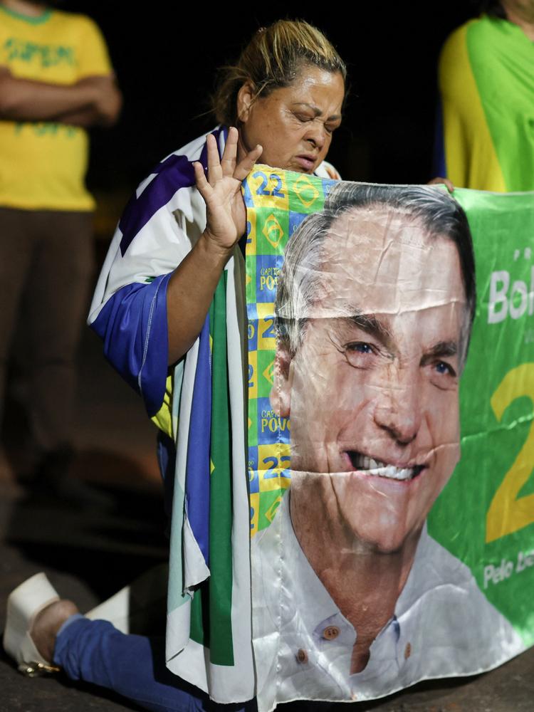 Det politiske miljø er giftigt, lyder det fra demonstranter på gaden i de brasilianske storbyer i forbindelse med retssagen mod Jair Bolsonaro.  Der er afsat fem retsdage frem til 12. september. Foto: Jorge Silva/Ritzau Scanpix