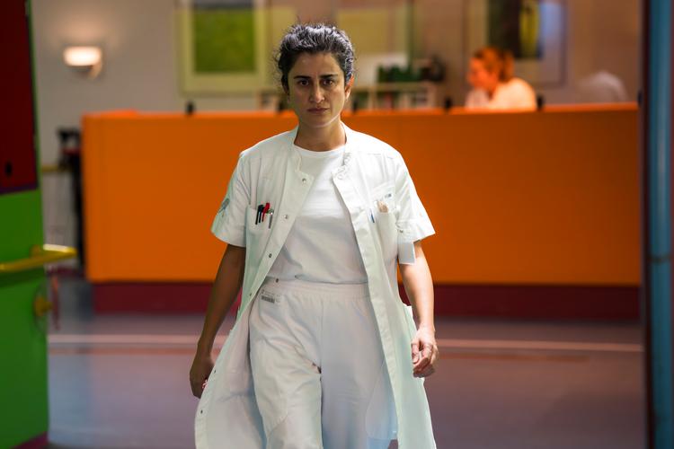 »Man kan undre sig over, at hun ikke har fået en filmhovedrolle før nu«, skrev Politikens Nanna Frank Rasmussen om Özlem Saglanmak i sin anmeldelse af 'Det andet offer' tidligere i år.  Foto: Per Arnesen/SF Studios