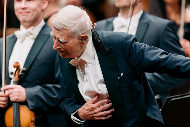 Herbert Blomstedt fyldte 98 i sommer, men virkede om muligt friskere end i maj, da han sidst dirigerede i Koncerthuset. Foto: Loui Pedersen