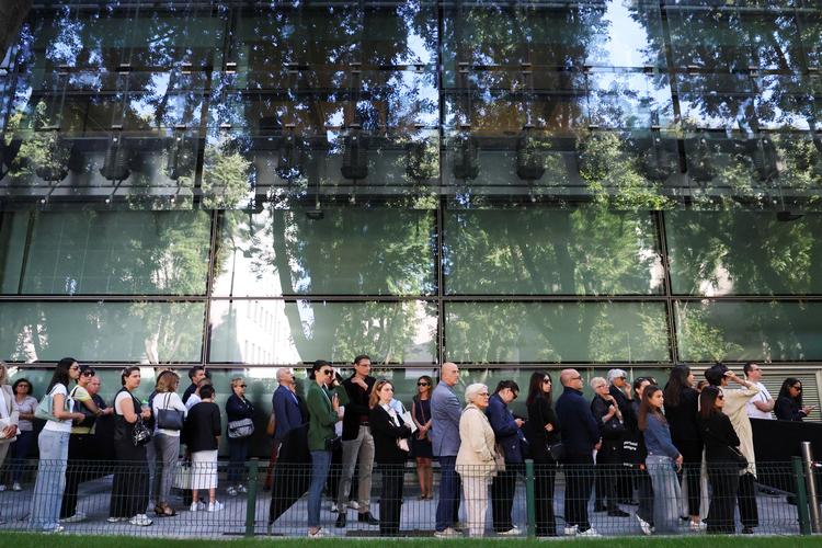 Modedesigneren Giorgio Armani døde tidligere på ugen. Lørdag er ville åbent for et begravelseskammer i modehusets hovedkvarter  Teatro Armani i Milano Foto: Claudia Greco/Ritzau Scanpix