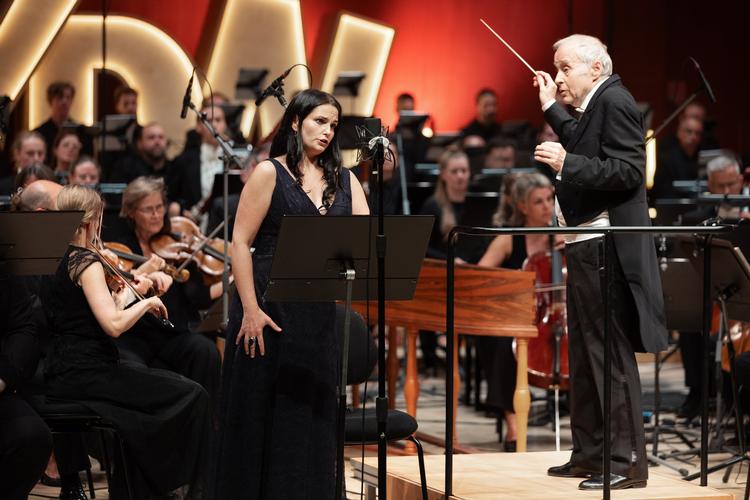 Ungarske Emöke Baráth sang rollen som Eva i Haydns store værk under ledelse af sin landsmand Adam Fischer. Foto: Thomas Borberg