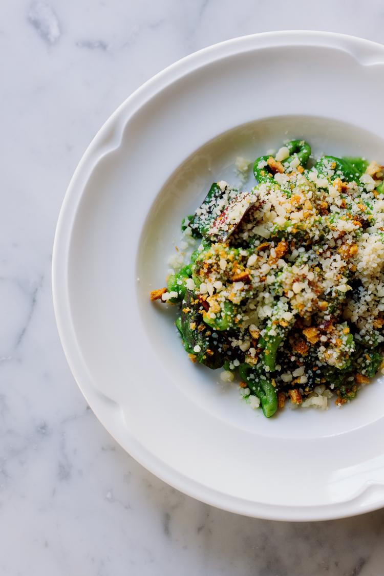 Pasta casarecce med bladbeder, basilikum, salsiccia og brødkrummer på toppen - that's amore! Foto: Loui Pedersen