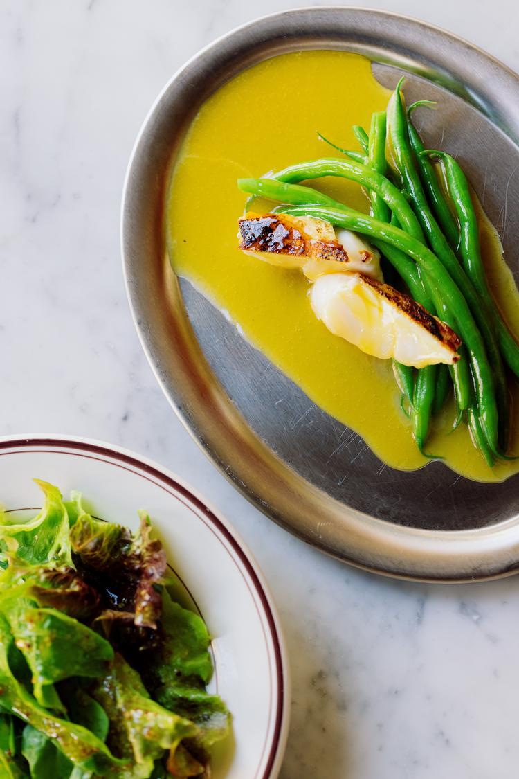 Rokken er ikke en klassisk crowdpleaser. Men i Bar Piattos udgave var den smukt stegt og præsenteret med grønne bønner fra en have på Samsø.  Foto: Loui Pedersen