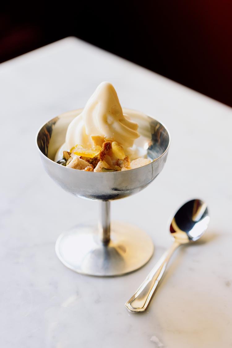 Softice - hjemmelavet - med vanilje, kandiseret yuzu og pistacie fik anmelderen til at uhm'e lidt for højt.  Foto: Loui Pedersen