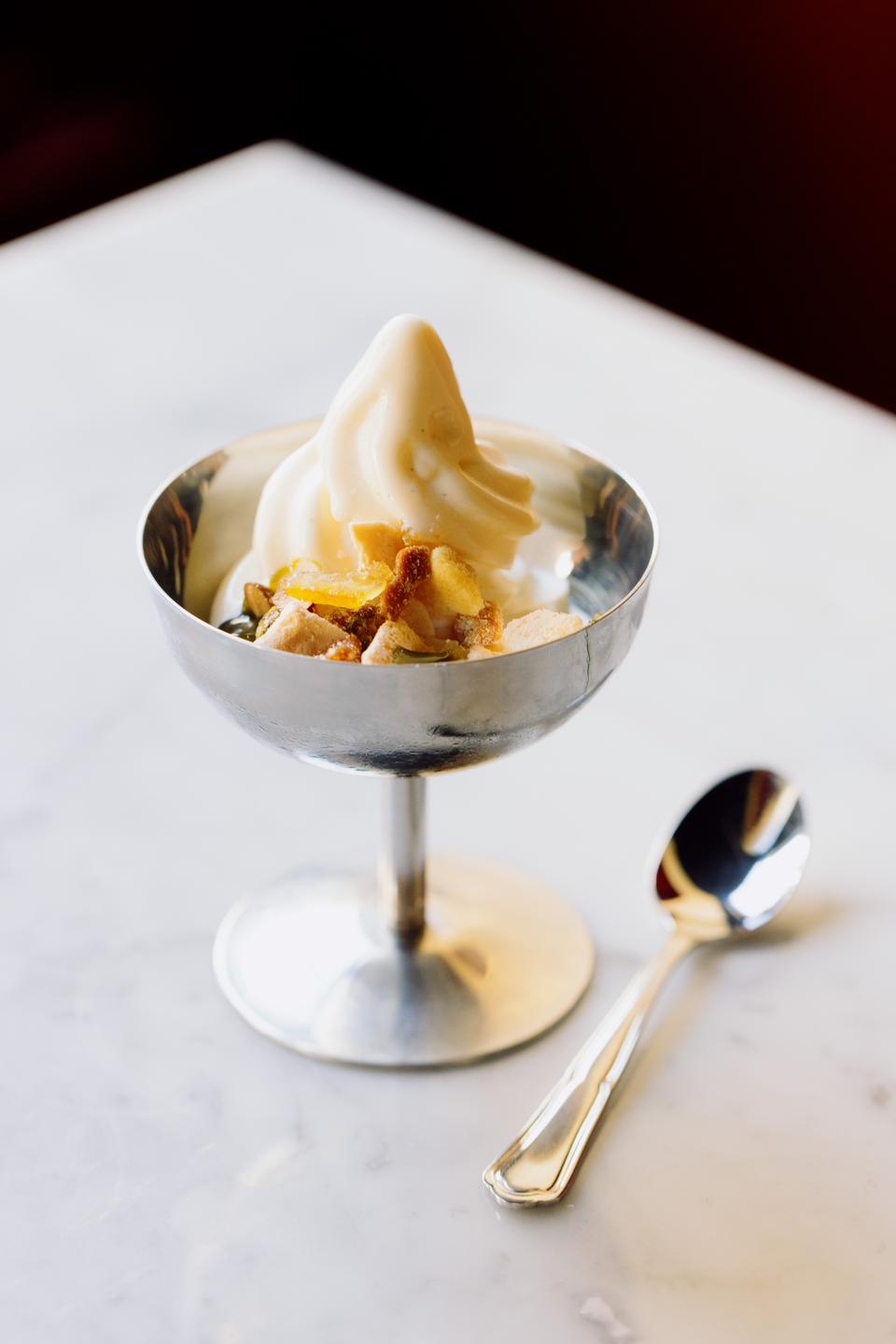 Softice - hjemmelavet - med vanilje, kandiseret yuzu og pistacie fik anmelderen til at uhm'e lidt for højt.  Foto: Loui Pedersen