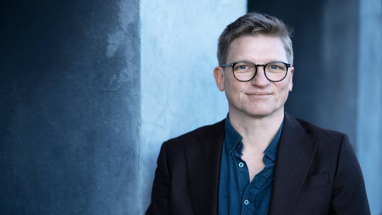 Digter, børnebogsforfatter og essayist Martin Glaz Serup er i sin første roman kravlet ind i en mands midtvejskrise. Og hvad sker der dér, i mandens indre? Foto: Lærke Posselt