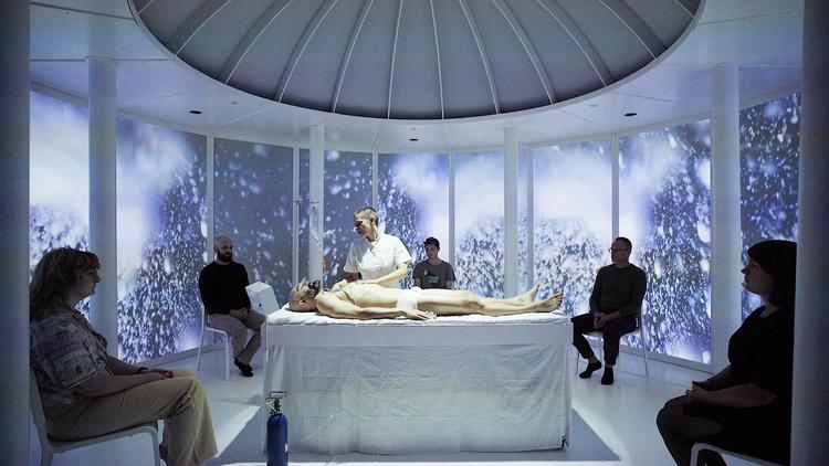 I performancen ’My Undying Love’ ligger den britiske koreograf Andreas Constantinou i en kiste, mens fem tilskuere vger over ham. Foto: Pr-foto