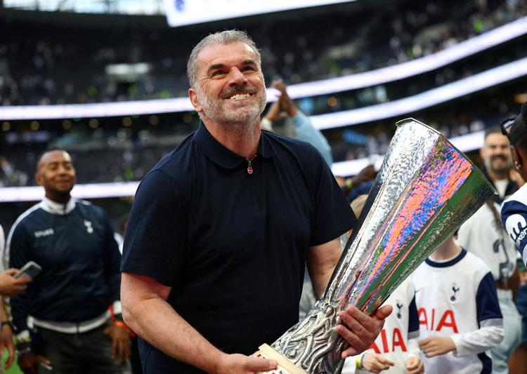 FILE PHOTO: FILE PHOTO: Soccer Football - Premier League - Tottenham Hotspur v Brighton &amp; Hove Albion - Tottenham Hotspur Stadium, London, Britain - May 25, 2025 Tottenham Hotspur manager Ange Postecoglou with the Europa League trophy during a lap of appreciation after the match Action Images via Reuters/Matthew Childs EDITORIAL USE ONLY.NO USE WITH UNAUTHORIZED AUDIO, VIDEO, DATA, FIXTURE LISTS, CLUB/LEAGUE LOGOS OR 'LIVE' SERVICES. ONLINE IN-MATCH USE LIMITED TO 120 IMAGES, NO VIDEO EMULATION.NO USE IN BETTING, GAMES OR SINGLE CLUB/LEAGUE/PLAYER PUBLICATIONS. PLEASE CONTACT YOUR ACCOUNT REPRESENTATIVE FOR FURTHER DETAILS../File Photo/File Photo Foto: Matthew Childs/Ritzau Scanpix