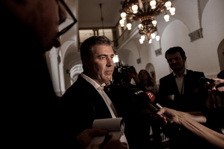     Lars Aagaard forsvarede sig på ny mod kritik af tilbageholdte oplysninger om forsinket elnet fra oppositionen, da han tirsdag var i samråd. Foto: Jacob Ehrbahn