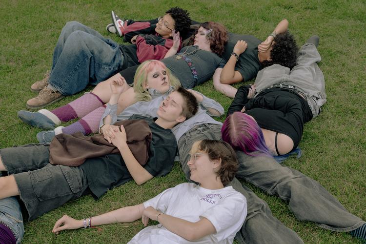 Eleverne på Langelands Efterskole har kreative fag som musik, kunst og film. Omkring en fjerdedel af eleverne bor på kønsneutrale værelser. Det er Charlie i den hvide T-shirt. Foto: Peter Maunsbach
