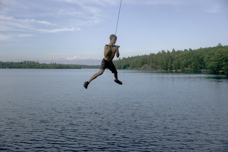 Da eleverne ankommer til shelterpladsen, finder de hurtigt et reb, de kan svinge sig i. Kort tid efter, billedet blev taget, faldt én af eleverne i vandet med et plask.    Foto: Peter Maunsbach