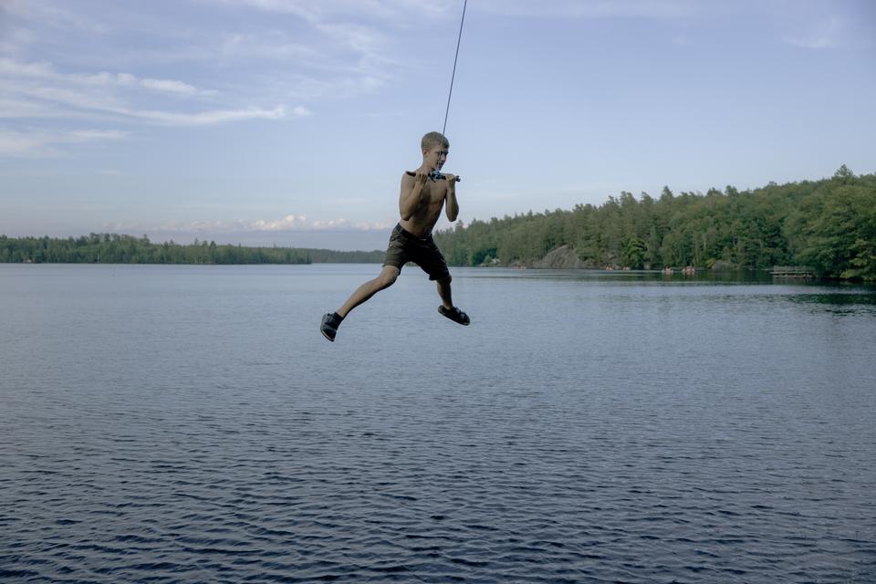 Da eleverne ankommer til shelterpladsen, finder de hurtigt et reb, de kan svinge sig i. Kort tid efter, billedet blev taget, faldt én af eleverne i vandet med et plask.    Foto: Peter Maunsbach