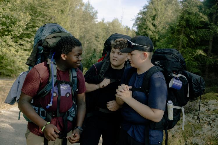 Anders Hansen (tv.) finder ro i at være i naturen. Han synes også, at man bedre kan tale med sine venner om svære ting, når man er udendørs.   Foto: Peter Maunsbach