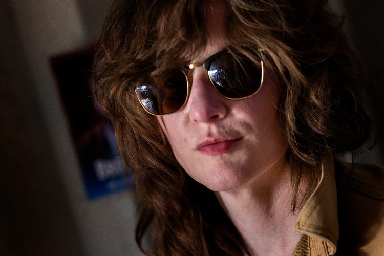  Hverken under sine to koncerter i et telt på Tønder Festival eller ved interviewet tog S.G. Goodman sine solbriller af. »Jeg bruger briller, sådan er det«, er forklaringen. Foto: Finn Frandsen