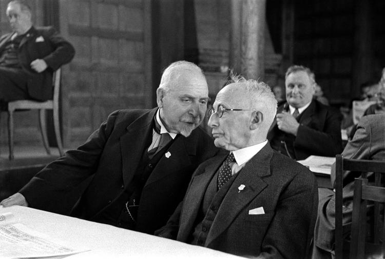 Forhenværende statsminister C.Th. Zahle (tv) og direktør for Dansk Svovlsyre- og Superphosphat-Fabrik Herman Heilbuth under Det Radikale Venstres landsmøde i 1943. Zahle og Heilbuth havde begge været med til at stifte partiet i 1905. Foto: Tage Christensen