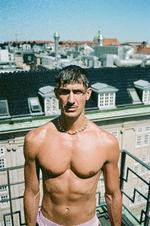 ’Vulkanø’ er bedst, når Tobias Rahim krænger Tobias Rahim-masken af og lukker os med ind bag den pansrede overkrop. Pr-foto:  Oskar Folmann