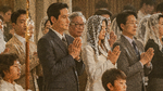 Den koreanske oppositionspolitiker og hans kone går i kirke og beder en bøn for koreansk genforening, fordi pressen er på sin plads. Herefter udvikler den nye koreanske serie 'The Tempest' sig i vilde retninger. Foto: Disney+