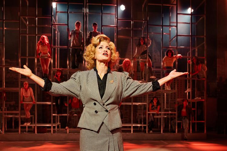 Annette Heick er et af forestillingens lyspunkter som den 'skrappe' engelsklærer Miss Shermann. Foto: Miklos Szabo